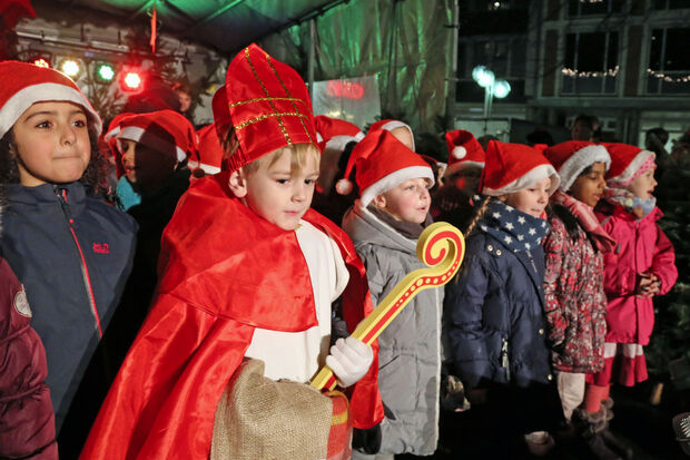 Musikaler Auftritt der Melanchthon-Grundschüler auf der Bühne des Weihnachtsmarktes FOTO: ANDREAS DUNKER