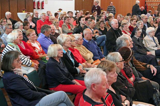 "Willkommen auf Deutsch": Voller Saal im Bürgerhaus in Wickede FOTO: ANDREAS DUNKER
