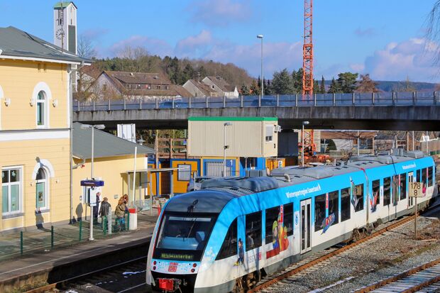 Der WM-Zug wirbt in Wickede für die „Wintersportregion Sauerland“. FOTO: ANDREAS DUNKER