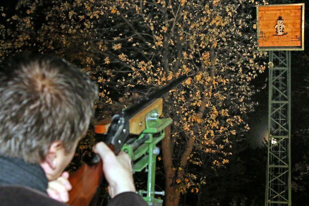 Der alte Winterschützenkönig Sascha Hesse feuert auf den Schneemann. FOTO: ANDREAS DUNKER