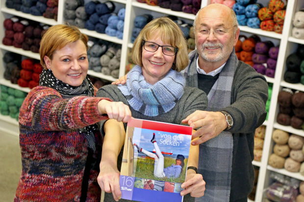 Präsentierten das neue Strickmode-Buch „Von den Socken“ (von links): Fachverkäuferin und „Lektorin“ Janine Schmidt, Autorin Ulrike Brüggemann und Geschäftsführer Klemens Zitron vom „Atelier Zitron“ FOTO: ANDREAS DUNKER