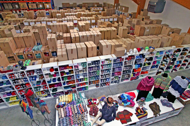 Blick von oben in eine Fertiggarn-Lagerhalle des Wollherstellers und -großhandels "Atelier Zitron" in Wickede (Ruhr) FOTO: ANDREAS DUNKER