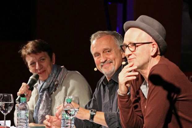 Jussi Adler-Olsen gemeinsam mit dem Schauspieler Peter Lohmeyer  bei einer Lesung anlässlich des „Mord am Hellweg“ am 12. Oktober 2014 in Wickede FOTO: ANDREAS DUNKER