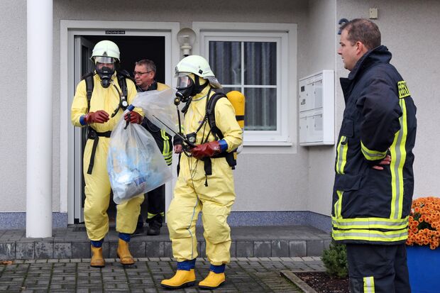 Wickeder Feuerwehrmänner bergen im Auftrag des Zolls einen Drogenfund aus einem Haus in Wiehagen. (Eine ausführliche Bilder-Strecke finden Sie unter der Rubrik FOTOS) FOTO: ANDREAS DUNKER