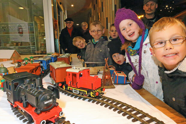 Bei den Kindern eigentlich immer beliebt: die große Playmobil-Eisenbahn auf dem Wickeder Weihnachtsmarkt ARCHIVFOTO: ANDREAS DUNKER