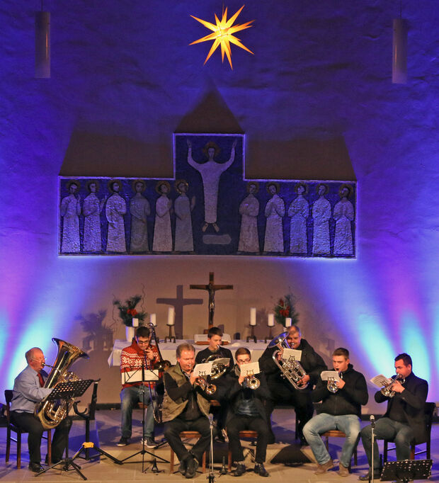 Blechbläser-Ensemble des Feuerwehr-Musikzuges beim Adventskonzert in der evangelischen Christus-Kirche FOTO: ANDREAS DUNKER