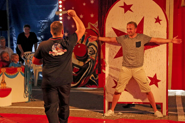 Der Wickeder Fahrlehrer Marc Wildschütte im Fokus des Messerwerfers FOTO: ANDREAS DUNKER