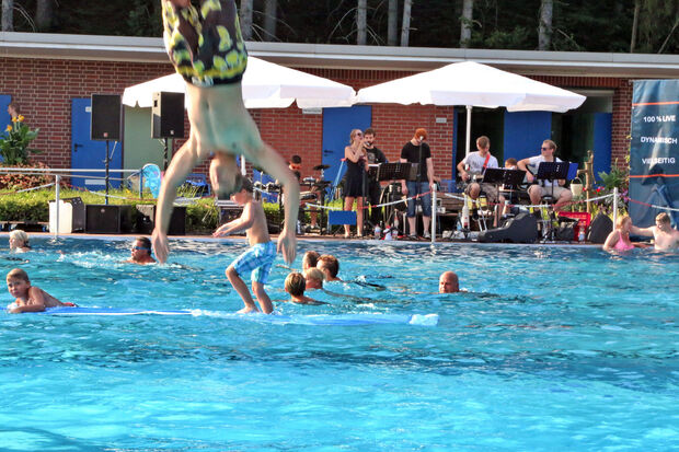 Köpper bei Live-Musik FOTO: ANDREAS DUNKER