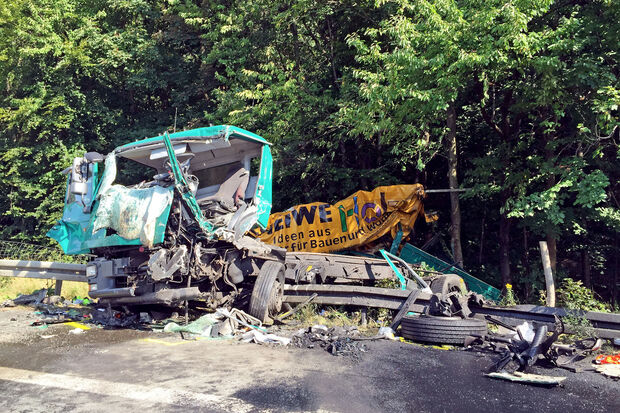 Verstarb am heutigen Mittwochabend in einem Krankenhaus an seinen schweren Verletzungen: der Lkw-Fahrer eines Holzfachmarktes und -großhandels aus Arnsberg-Bergheim. FOTO: ANDREAS DUNKER