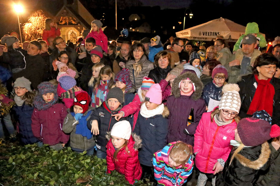 Nikolaus-Feier am Vorabend des Patronatstages des katholischen Heiligen auf dem Dorfplatz an der Kirchstraße in Wiehagen ARVHIVFOTO: ANDREAS DUNKER
