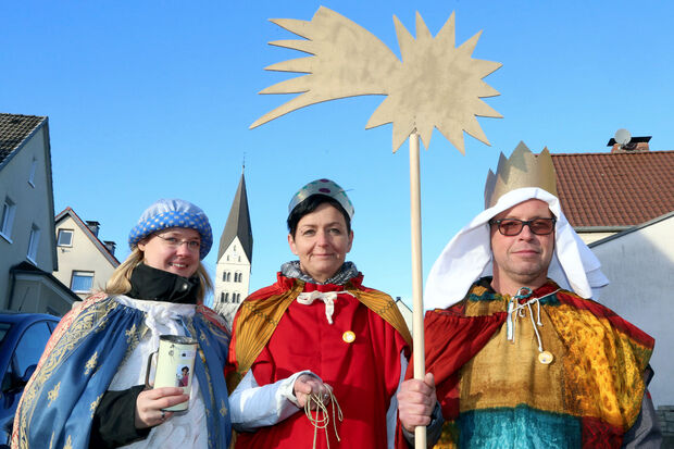 Eine der wenigen Sternsinger-Gruppen mit Erwachsenen (von links): Gemeindereferentin Annette Albrecht sowie das Ehepaar Nicole und Norbert Spieth FOTO: ANDREAS DUNKER