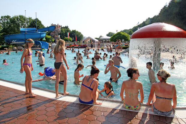 Bei dem heißen und trockenen Sommerwetter in diesem Jahr war das Freibad der Gemeinde Wickede (Ruhr) besonders gut besucht: Weit mehr als 90.000 Besucher kamen in die beliebte Freizeiteinrichtung am Rande der Ruhr. ARCHIVFOTO: ANDREAS DUNKER