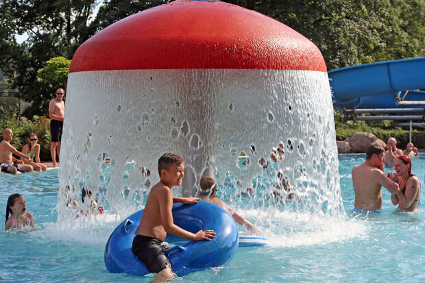 Bei dem heißen und trockenen Sommerwetter in diesem Jahr war das Freibad der Gemeinde Wickede (Ruhr) besonders gut besucht: Weit mehr als 90.000 Besucher kamen in die beliebte Freizeiteinrichtung am Rande der Ruhr. ARCHIVFOTO: ANDREAS DUNKER