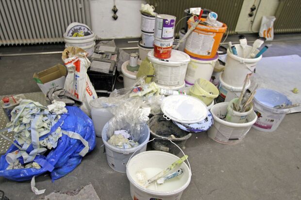 Farbeimer von den frischen Malerarbeiten in der Schule am Hövel. FOTO: ANDREAS DUNKER