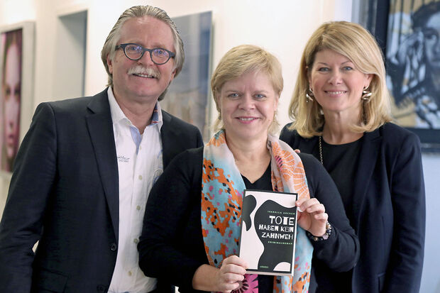 Szenische Krimi-Lesung in der Reihe „Mord am Hellweg“ mit der Krimi-Autorin und Schauspielerin Isabella Archan (Mitte) in der Zahnarztpraxis Dr. Clemens Frigge und Marta Dinstak im „Brahm'schen Eck“ in Wickede ARCHIVFOTO: ANDREAS DUNKER