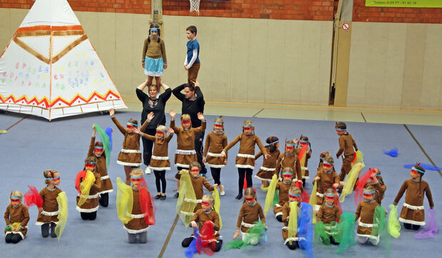 Akrobatische und tänzerische Darbietungen gab es bei der Adventsfeier des Wickeder Turnvereins in der Gerken-Sporthalle. FOTO: ANDREAS DUNKER
