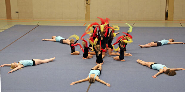 Akrobatische und tänzerische Darbietungen gab es bei der Adventsfeier des Wickeder Turnvereins in der Gerken-Sporthalle. FOTO: ANDREAS DUNKER