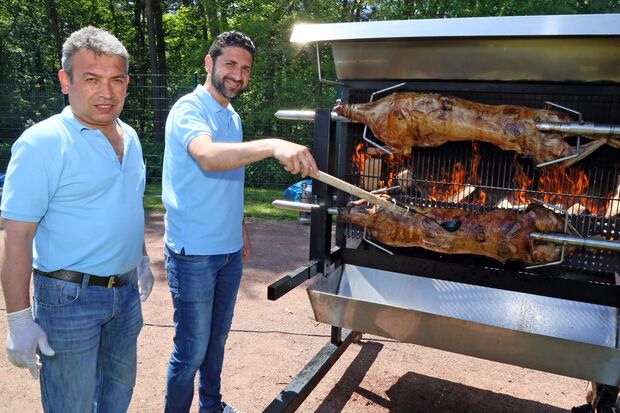 Türkische Spezialität: Gegrilltes Lammfleisch vom Holzfeuer ARCHIVFOTO: ANDREAS DUNKER