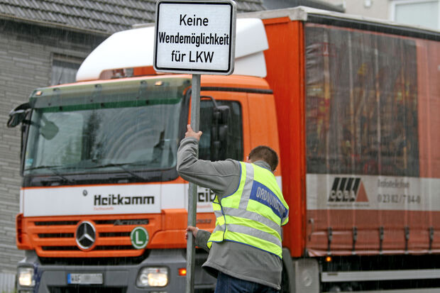 Daniel Luig vom Wickeder Ordnungsamt musste am heutigen Dienstag (25. Juli 2017) selbst Hand anlegen, um das Schilder-Chaos von "Straßen.NRW" wenigstens etwas in den Griff zu bekommen. FOTO: ANDREAS DUNKER